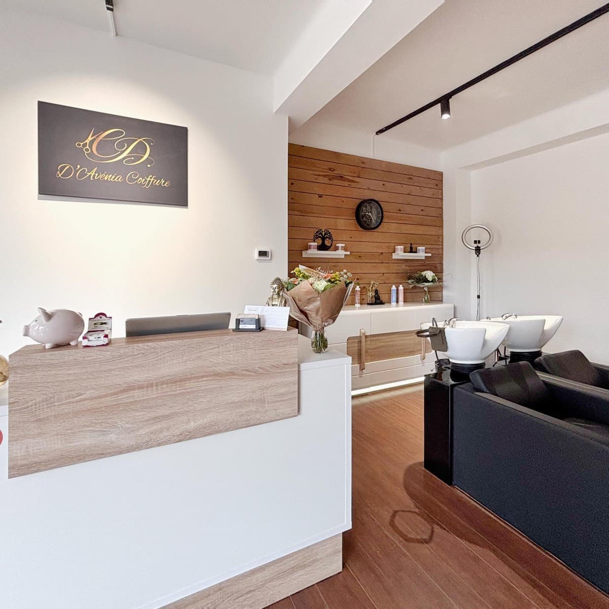 Le salon de coiffure D'Avenia, au rez-de-chaussée du bâtiment Connect' Workspace à Halanzy