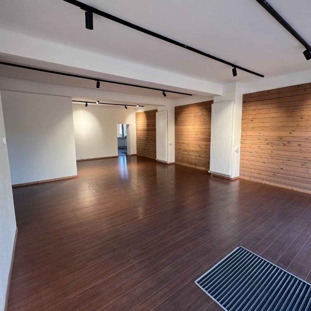Intérieur de l'espace de coworking Connect' Workspace à Halanzy en rénovation