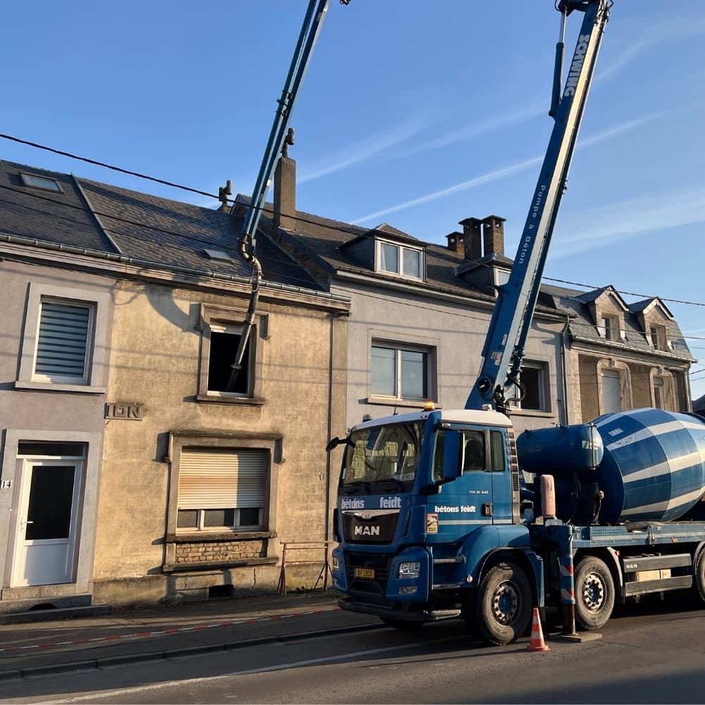 Le bâtiment du 12 rue de l'Industrie à Halanzy, en cours de rénovation
